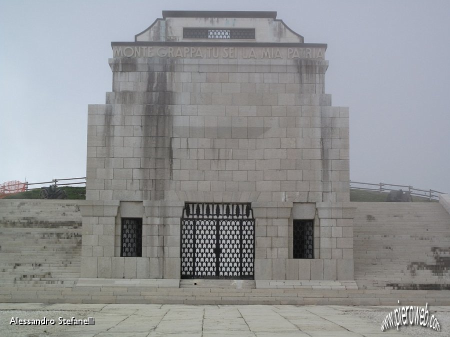 31 Monumento ai caduti italiani.jpg